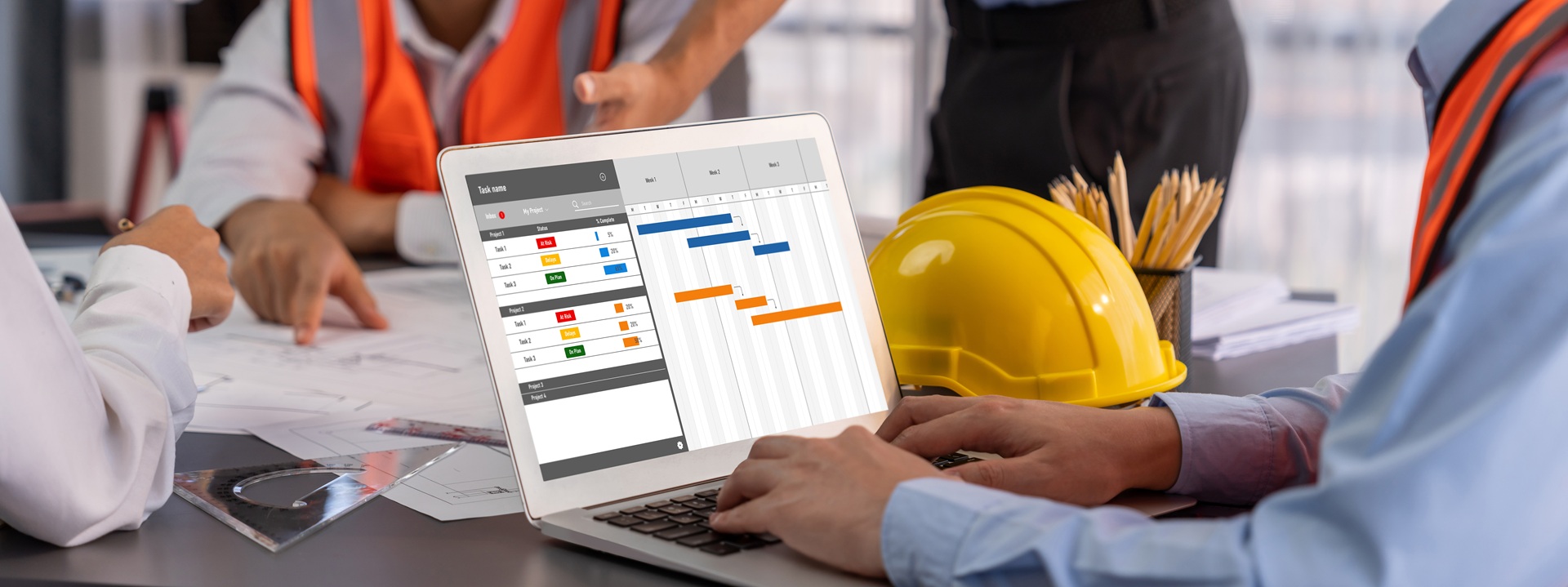 Projektplanung am Laptop auf Baustelle | Baustellen Absperrung