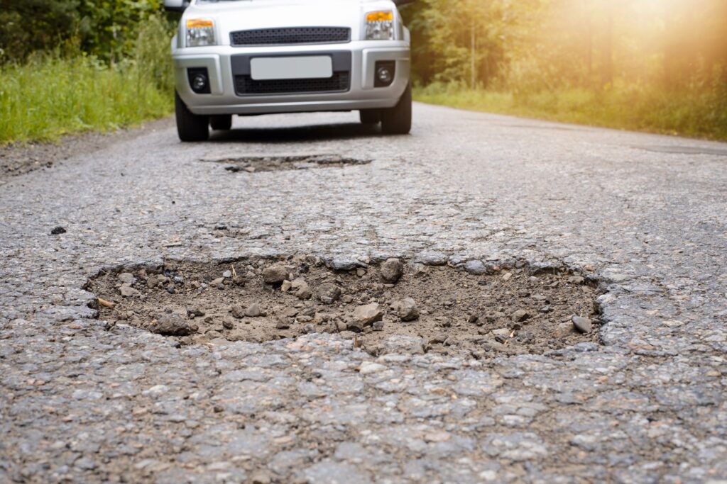 Schlaglöcher auf einer Landstraße nach Frost | Reparaturasphalt